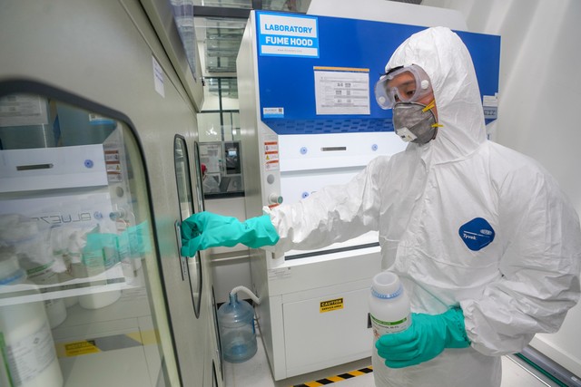 Các kỹ thuật viên tuân thủ yêu cầu rất cao về an toàn.