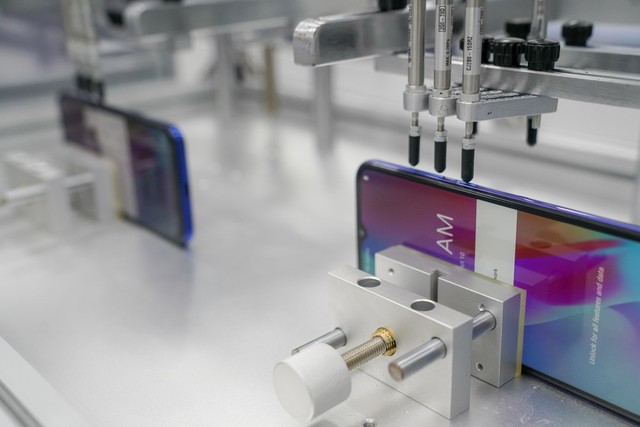 Máy kiểm tra phím bấm điện thoại.