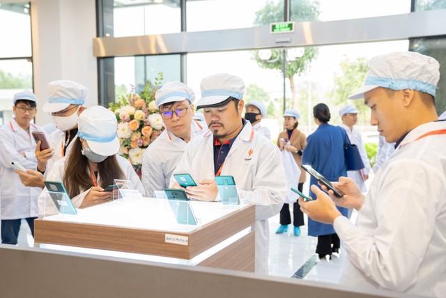 Phóng viên tham quan trải nghiệm sản phẩm của Vinsmart. Phóng viên tham quan trải nghiệm sản phẩm của Vinsmart.