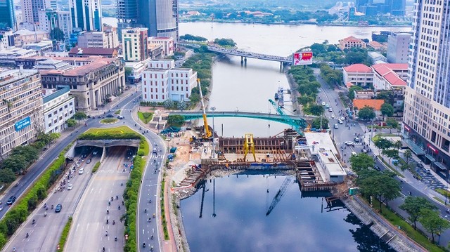 Cống Bến Nghé hiện đã đạt 94%, trong đó đã thi công xong phần thân cống và đang lắp đặt cửa vang cống (ảnh: TN)