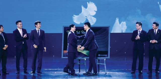 Lễ chuyển giao thế hệ lãnh đạo của Tập đoàn Xây dựng Hòa Bình