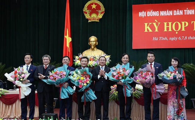 Thường trực HĐND tỉnh và lãnh đạo UBND tỉnh Hà Tĩnh vừa được bầu bổ sung tại kỳ họp nhận hoa chúc mừng.