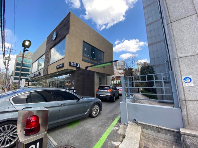 Khách mua hàng tại Starbucks Hàn Quốc có dịch vụ drive- thru (Ảnh: Jo He-rim/The Korea Herald). Khách mua hàng tại Starbucks Hàn Quốc có dịch vụ drive- thru (Ảnh: Jo He-rim/The Korea Herald).