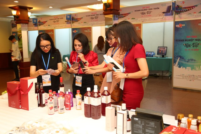 Các doanh nghiệp Việt Nam quan tâm đến sản phẩm của doanh nghiệp Hàn Quốc tại hội nghị.