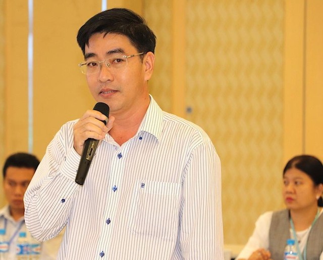 Ông Phạm Văn Tuyên, Phó giám đốc Sở Lao động thương binh xã hội tỉnh Bình Dương trả lời câu hỏi báo chí chiều 18/12 (Ảnh: Hồng Phúc).