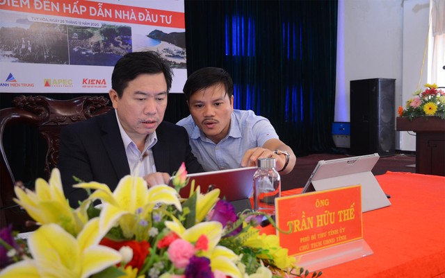 Ông Trần Hữu Thế (bên trái ảnh) trả lời câu hỏi của độc giả.