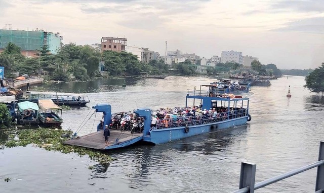 Chuyến phà An Phú Đông cuối cùng trước khi chuyển giao sứ mệnh kết nối đôi bờ quận Gò Vấp và quận 12 cho cầu thép An Phú Đông.