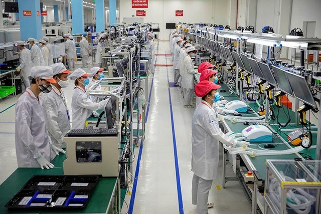 Dây chuyền sản xuất máy thở tại nhà máy sản xuất VinSmart của Vingroup (Ảnh: Bloomberg).