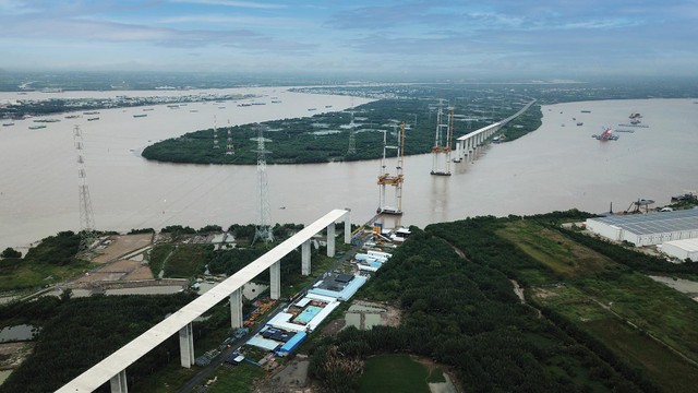 Dự án cao tốc Bến Lức - Long Thành kết nối các tỉnh miền Tây với Đồng Nai đang trong giai đoạn hoàn thành. Ảnh: Lê Toàn