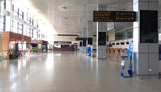 Quầy làm thủ tục bay tại nhà ga quốc nội sân bay Nội Bài vắng hoe hồi tháng 10/2020 (Ảnh minh hoạ: Hồng Phúc).
