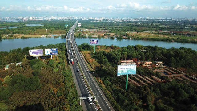 Ven cao tốc nối TP.HCM đến Long Thành, đất đai vẫn còn rất… mênh mông. Ảnh: Lê Toàn