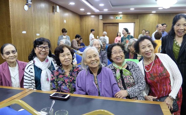 Các cán bộ hưu trí ngành Kế hoạch Đầu tư phấn khởi trong cuộc gặp đầu năm với Bộ trưởng Nguyễn Chí Dũng (Ảnh: Lê Toàn).