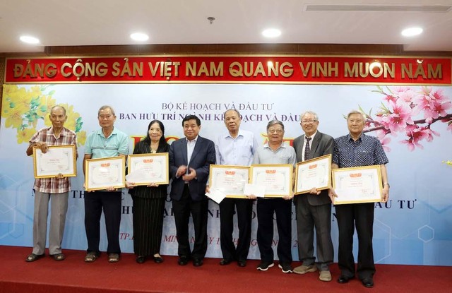 Bộ trưởng Nguyễn Chí Dũng tặng quà mừng thọ các cán bộ hưu trí tuổi 80 (Ảnh: Lê Toàn).