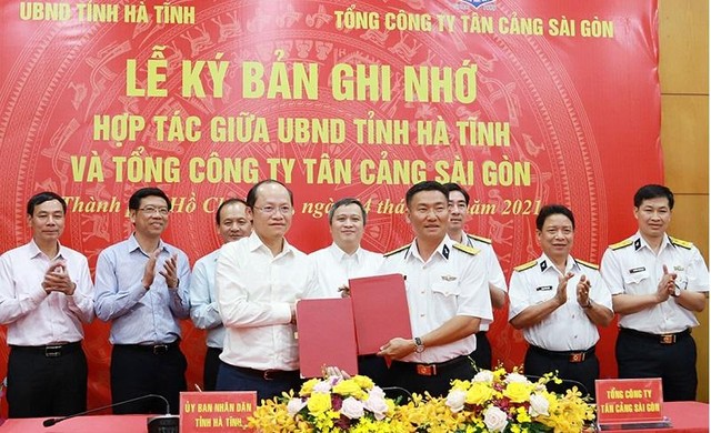Biên bản ghi nhớ hợp tác giữa Tổng Công ty Tân Cảng Sài Gòn và UBND tỉnh Hà Tĩnh đánh dấu một bước phát triển mới, thắt chặt mối quan hệ hợp tác, đầu tư, khai thác phát triển cảng biển và trung tâm Logistics Vũng Áng - Sơn Dương. Ảnh T.H Biên bản ghi nhớ hợp tác giữa Tổng Công ty Tân Cảng Sài Gòn và UBND tỉnh Hà Tĩnh đánh dấu một bước phát triển mới, thắt chặt mối quan hệ hợp tác, đầu tư, khai thác phát triển cảng biển và trung tâm Logistics Vũng Áng - Sơn Dương. Ảnh T.H