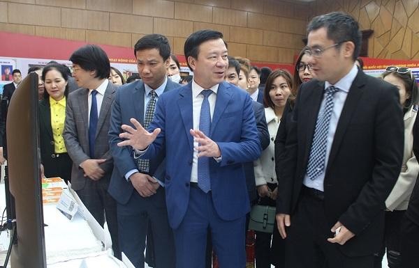 Lãnh đạo tỉnh Hải Dương trao đổi trực tiếp với các doanh nghiệp về các giải pháp và công nghệ trong chuyển đổi số trong giờ giải lao