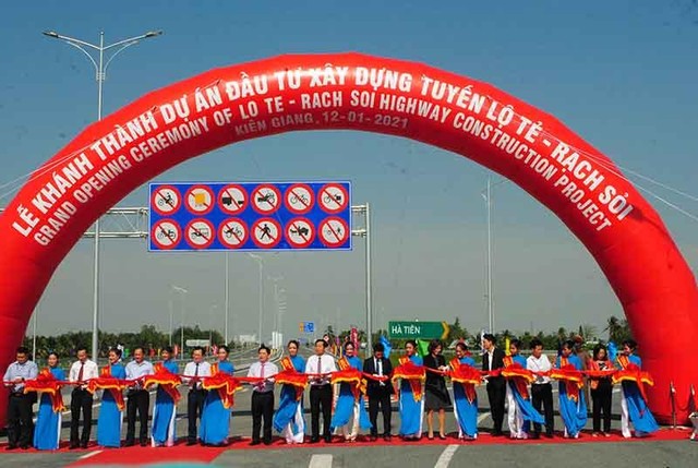 Đại biểu cắt băng khánh thành tuyến đường Lộ Tẻ - Rạch Sỏi. Đại biểu cắt băng khánh thành tuyến đường Lộ Tẻ - Rạch Sỏi.