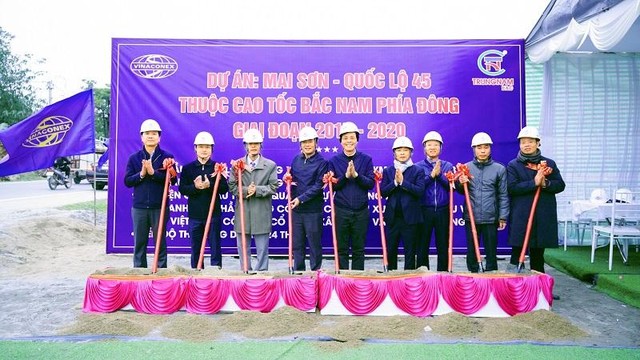Các đại biểu thực hiện nghi thức khởi công Gói thầu XL -14 thuộc Dự án thành phần đường cao tốc Mai Sơn - Quốc lộ 45. Các đại biểu thực hiện nghi thức khởi công Gói thầu XL -14 thuộc Dự án thành phần đường cao tốc Mai Sơn - Quốc lộ 45.