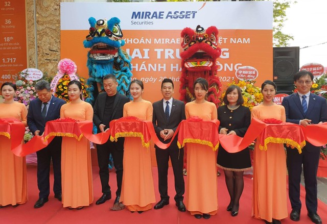 Cắt băng khai trương chi nhánh đầu tiên tại Hải Phòng của Mirae Asset Việt Nam