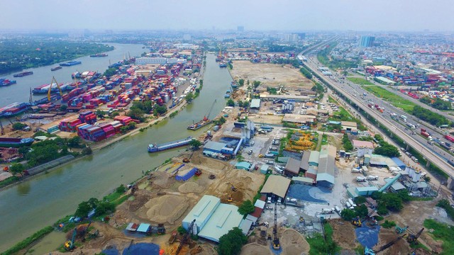 Nhiều nhà đầu tư đang “ngó nghiêng” khu cảng sắp di dời tại phường Trường Thọ. Ảnh: Lê Toàn