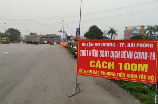 Người vào TP Hải Phòng, qua các chốt kiểm soát dịch bệnh tại các cửa ngõ của thành phố, phải khai báo y tế và thực hiện các biện pháp phòng chống dịch bệnh