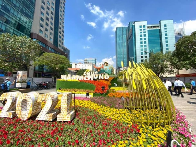 Nếu tiếp tục còn giữ 2 sự kiện đường hoa Nguyễn Huệ và đường sách Tết, Bí thư TP.HCM yêu cầu bố trí hướng đi của người dân phù hợp để giảm thiểu lây lan dịch bệnh (Ảnh: V.A.T).