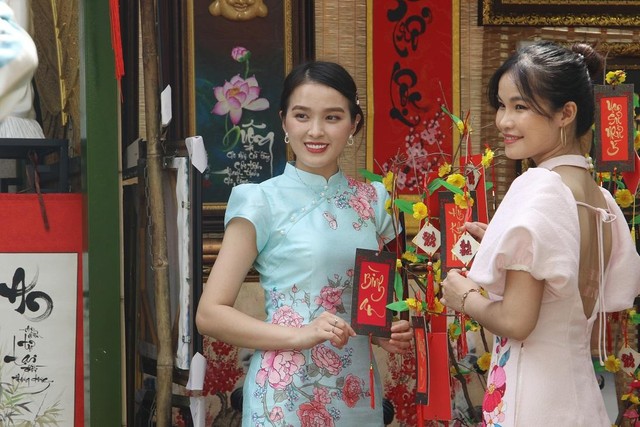 Những tà áo dài cách tân Những tà áo dài cách tân