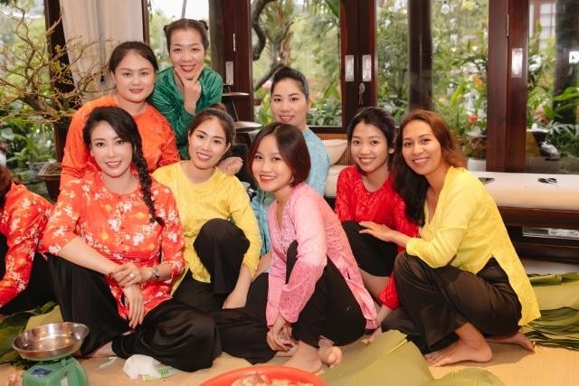 Gia đình Hà Kiều Anh cùng nhân viên gói 200 cái bánh chưng để làm quà tặng mọi người.