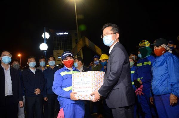 Ông Nguyễn Văn Quảng, Bí thư Thành uỷ Đà Nẵng thăm, tặng quà, chúc tết ngươi lao động Công ty Vệ sinh môi trường Đà Nẵng đang làm nhiệm vụ