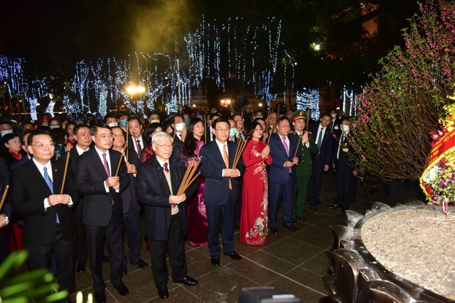 Đến dâng hương tại Tượng đài Lý Thái Tổ, Đền Ngọc Sơn, Tổng Bí thư tưởng nhớ công ơn các vị tiên hiền, tiên liệt, các liệt tổ, liệt tông đã dày công xây dựng và bảo vệ non sông đất nước.