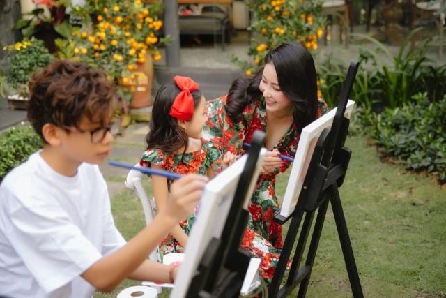Hà Kiều Anh cùng các con vẽ tranh trong những ngày Tết đến Xuân về