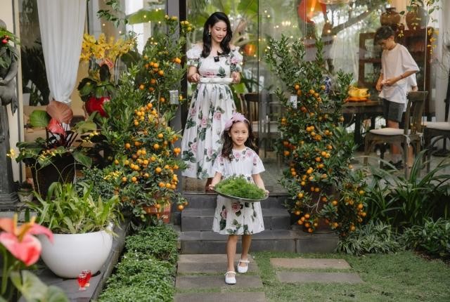 Hà Kiều Anh cùng cô con gái út chuẩn bị đồ ăn cho ngày Tết