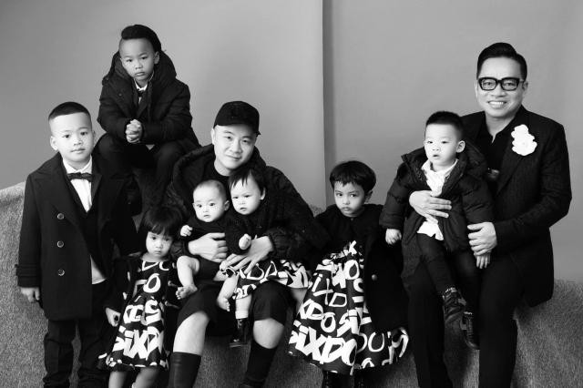 Bức ảnh lớn của đại gia đình được 2 ông bố kỳ vọng sẽ gắn kết tình thương của các thành viên trong gia đình
