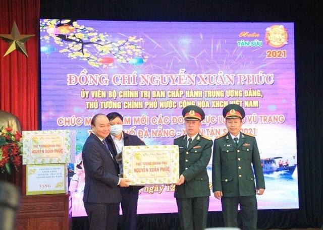 Thủ tướng Nguyễn Xuân Phúc tặng quà cho các lực lượng vũ trang thành phố Đà Nẵng. Thủ tướng Nguyễn Xuân Phúc tặng quà cho các lực lượng vũ trang thành phố Đà Nẵng.