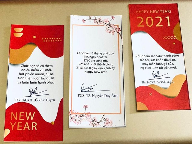 Những tấm thiệp xinh xắn kèm lời chúc ý nghĩa trong phong bao lì xì được gửi trao tới từng cán bộ y tế