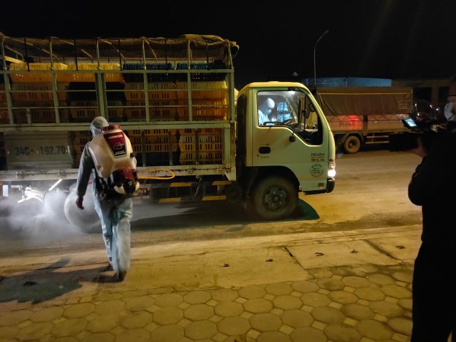 Sở NN&amp;PTNT Hải Dương bố trí lực lượng ở các chốt phun tiêu độc khử trùng cho hàng hoá và phương tiện trước khi đi tiêu thụ.