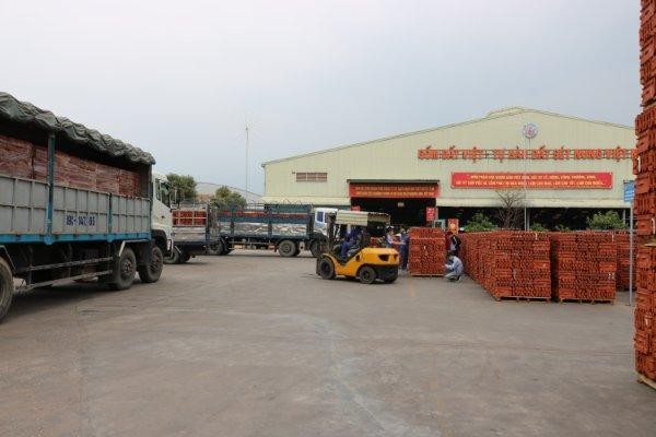 Hoạt động sản xuất kinh doanh diễn ra bình thường, không bị ảnh hưởng do thiếu lao động tại Tổ hợp Công ty CP Gốm Đất Việt. Hoạt động sản xuất kinh doanh diễn ra bình thường, không bị ảnh hưởng do thiếu lao động tại Tổ hợp Công ty CP Gốm Đất Việt.