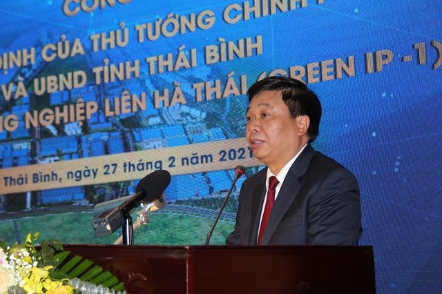 Phó Chủ tịch Thường trực UBND tỉnh Thái Bình Nguyễn Quang Hưng đọc quyết định của Thủ tướng về chủ trương đầu tư Dự án Khu công nghiệp Liên Hà Thái và Quyết định của UBND tỉnh Thái Bình.