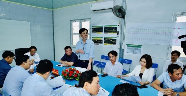 Ông Đỗ Tuấn Anh, Giám đốc Ban quản lý dự án đầu tư xây dựng các công trình giao thông báo cáo tiến độ thi công dự án. Ảnh - DT