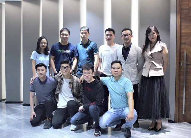 Ông Bùi Thành Đô chụp ảnh cùng đội ngũ Gimo (Ảnh: NVCC).