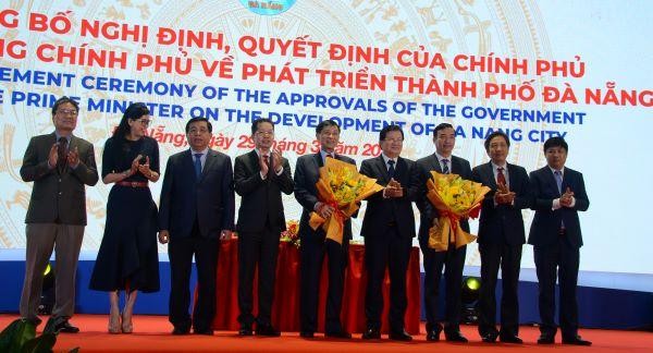 Phó Thủ tướng Trịnh Đình Dũng, Bộ trưởng Kế hoạch và Đầu tư Nguyễn Chí Dũng; Lãnh đạo Thành uỷ, UBND Thành phố Đà Nẵng chụp ảnh lưu niệm cùng nhà tài trợ Quy hoạch- Công ty TNHH XNK Liên Thái Bình Dương