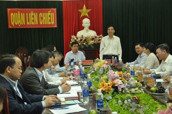 Ông Lê Trung Chinh (người đứng) ghi nhận những ý kiến, chỉ đạo và định hướng của Bộ trưởng Nguyễn Chí Dũng về các vấn đề liên quan đến cảng Liên Chiểu, dự án đường nối Nguyễn Tất Thành, định hướng phát triển của Đà Nẵng.