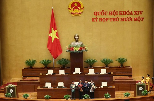 Chủ tịch Quốc hội Vương Đình Huệ tặng hoa chúc mừng ba Phó chủ tịch mới