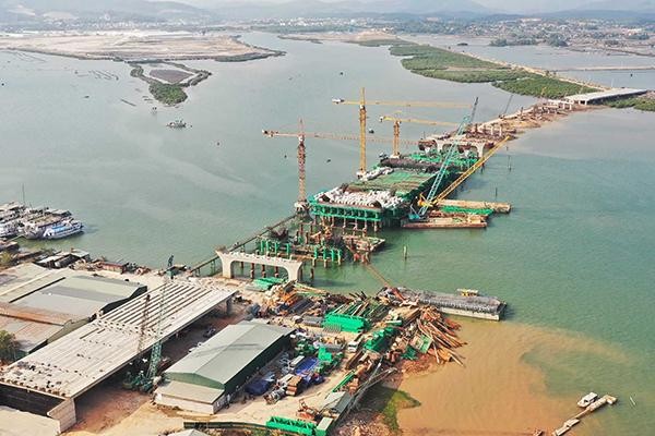 Cầu Cửa Lục 1 đã thi công được hơn 50% khối lượng công trình và sẽ hoàn thành vào cuối năm 2021. Ảnh: Đỗ Phương.