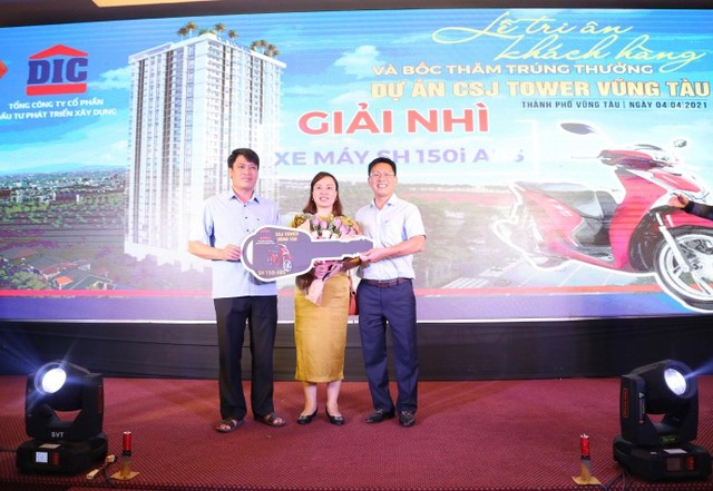 Giải nhì: xe Honda SH 150i ABS.