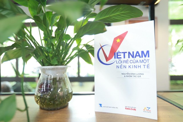 Cuốn sách "Việt Nam, lối rẽ của một nền kinh tế" gồm 3 phần Cuốn sách "Việt Nam, lối rẽ của một nền kinh tế" gồm 3 phần