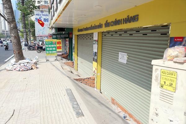 Sau khi tuyến đường này được hoàn thành thì không ít cửa hàng, nhà dân tại đây bỗng nhiên biến thành “hầm”, do nền nhà thấp hơn mặt đường