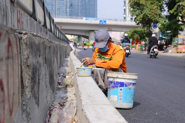 Công nhân đang hoàn thiện các hạng mục cuối cùng