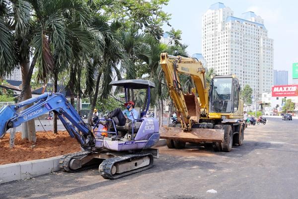 Giấc ngủ vội của một công nhân tại công trường sau ca làm đêm