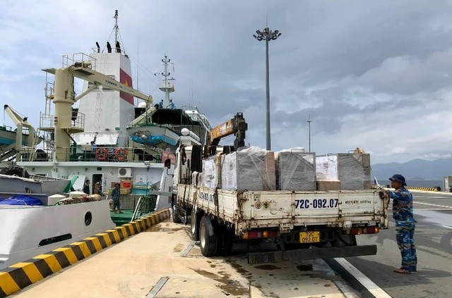 Tháng 4 năm 2021, Đoàn công tác TP Hà Nội đã tặng 6 máy lọc nước cho các đảo ở Trường Sa. (Ảnh: Nhân vật cung cấp) Tháng 4 năm 2021, Đoàn công tác TP Hà Nội đã tặng 6 máy lọc nước cho các đảo ở Trường Sa. (Ảnh: Nhân vật cung cấp)