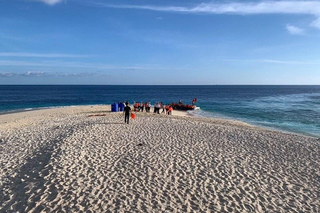 Cái nắng gắt gỏng, chát chúa ở đảo An Bang giờ đây sẽ được xoa dịu phần nào nhờ chiếc máy lọc nước biển thành nước ngọt. Cái nắng gắt gỏng, chát chúa ở đảo An Bang giờ đây sẽ được xoa dịu phần nào nhờ chiếc máy lọc nước biển thành nước ngọt.